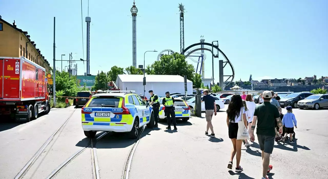 Incidente al parco divertimenti in Svezia, deraglia un treno sulle montagne russe: «Almeno un morto, diversi feriti»