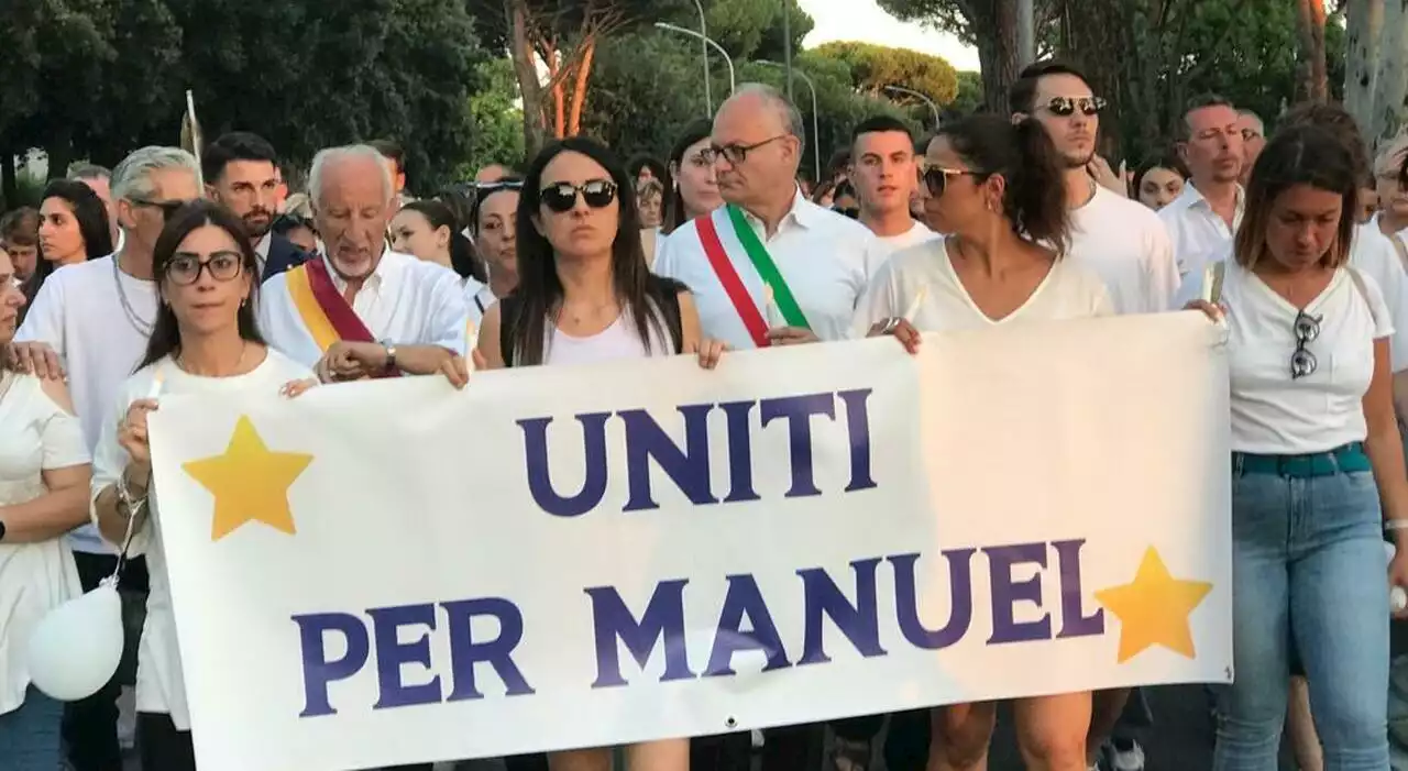 Una fiaccolata per il piccolo Manuel: 4mila persone in bianco, anche il sindaco Gualtieri. «Non accada mai più»