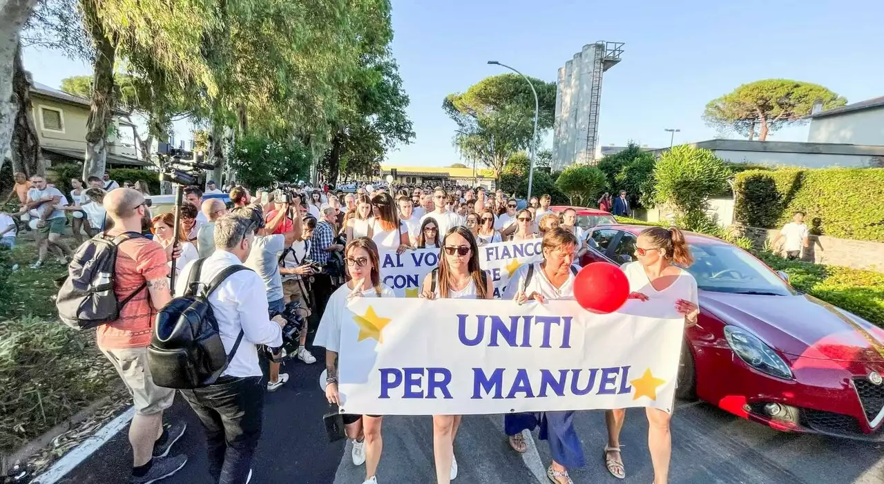 Una fiaccolata per il piccolo Manuel: le immagini dei 4mila in bianco