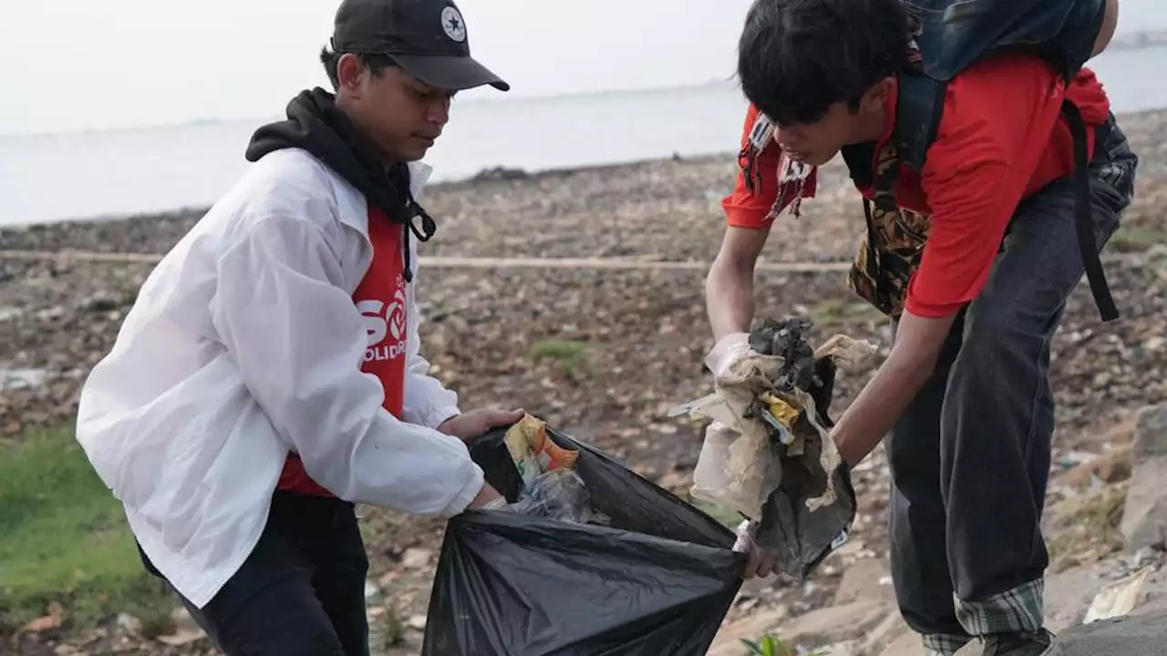 Gandeng 200 Pemuda, PSI Gelar Aksi Bersih-Bersih Teluk Jakarta dan Bakti Sosial di Marunda