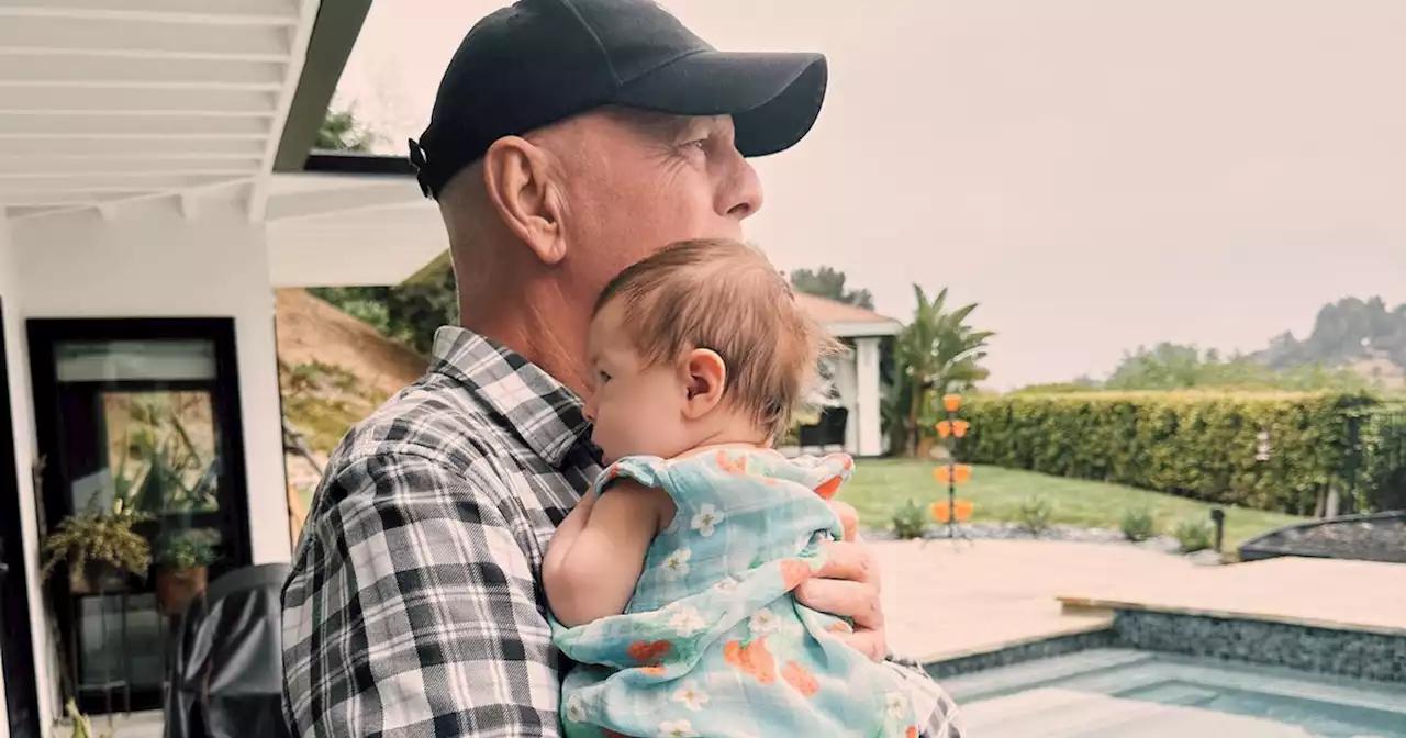 Cette photo de Bruce Willis berçant tendrement sa première petite-fille