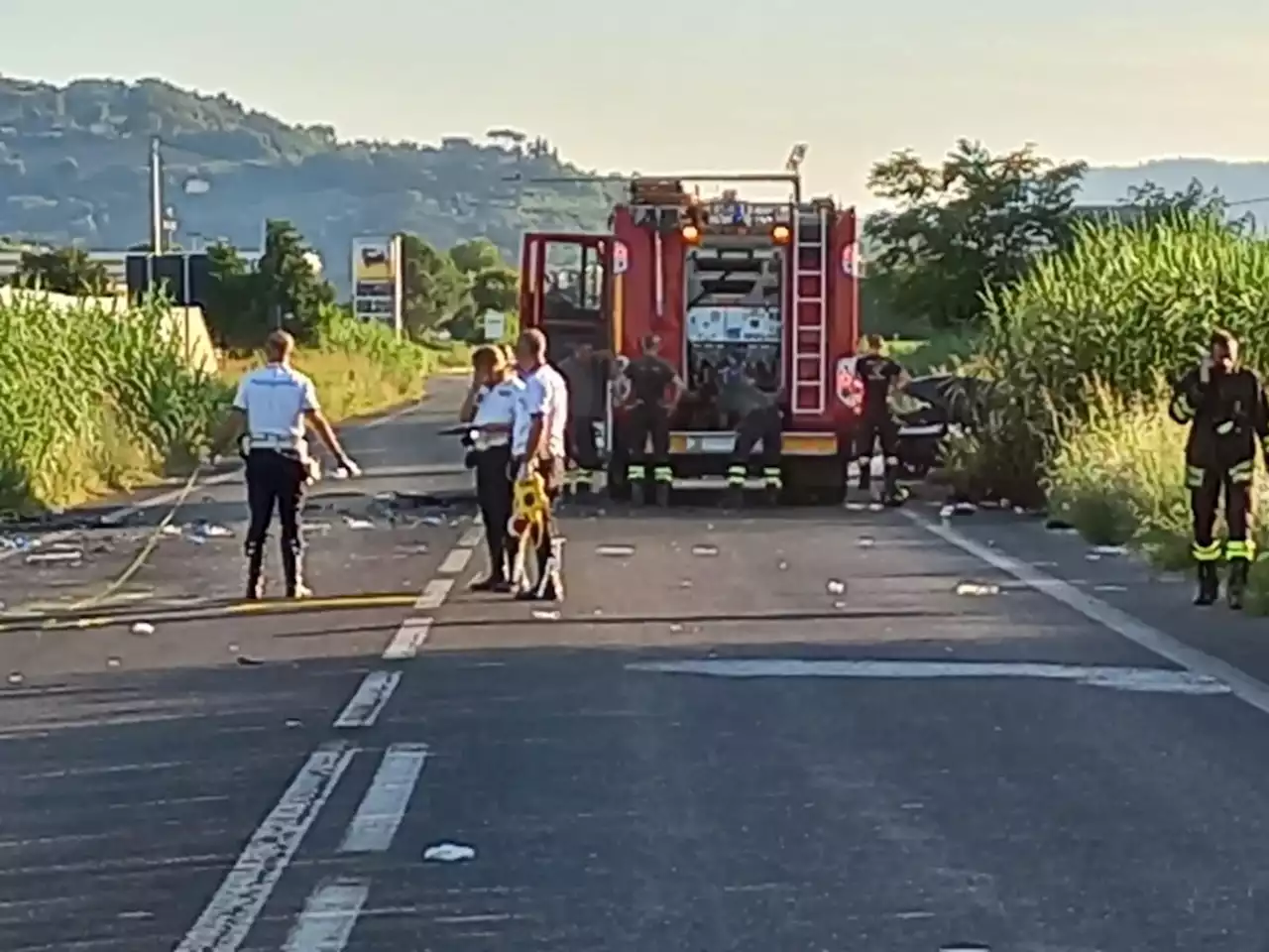 Pesaro, non si fermano a posto di blocco e si schiantano su auto: muore una 32enne