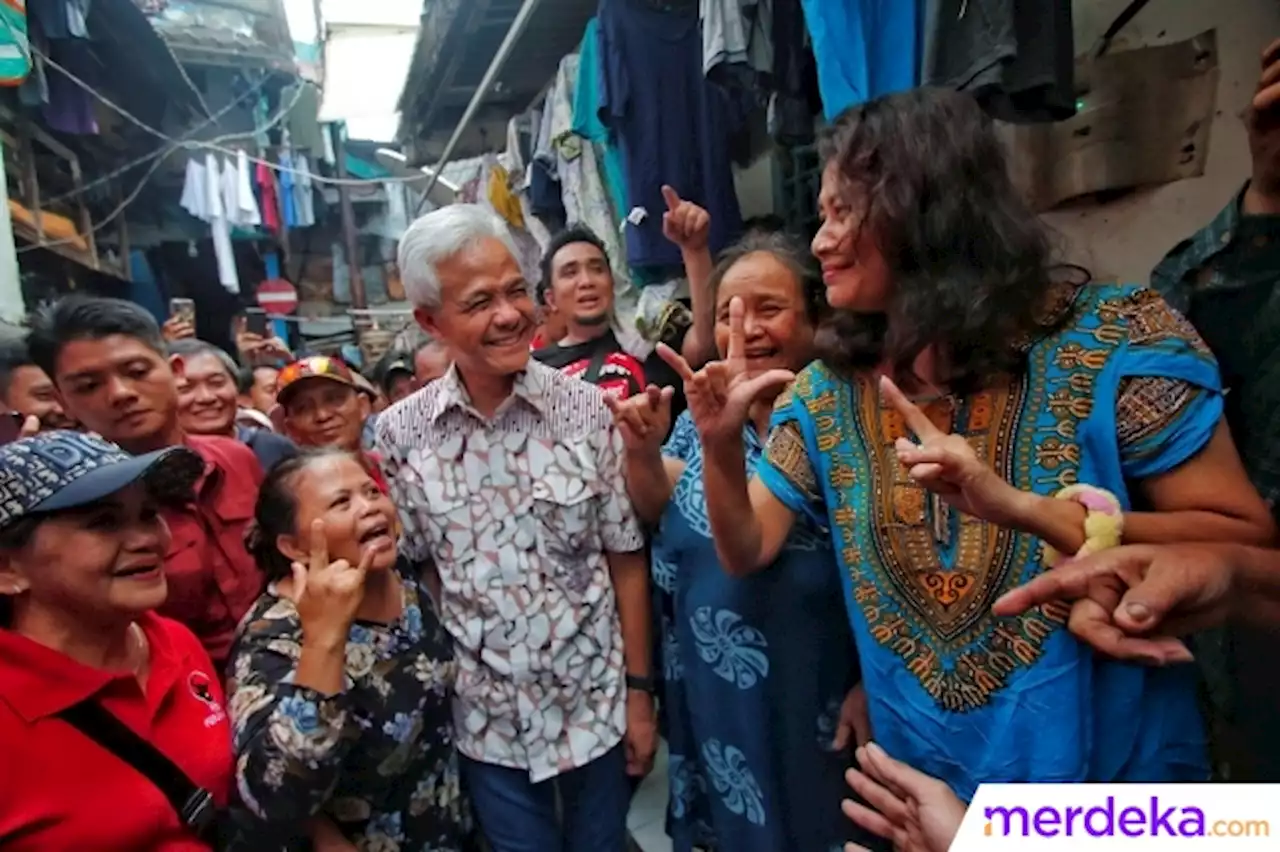 Foto : Salam Metal Warga Pademangan Barat Sambut Ganjar Blusukan di Permukiman Padat | merdeka.com