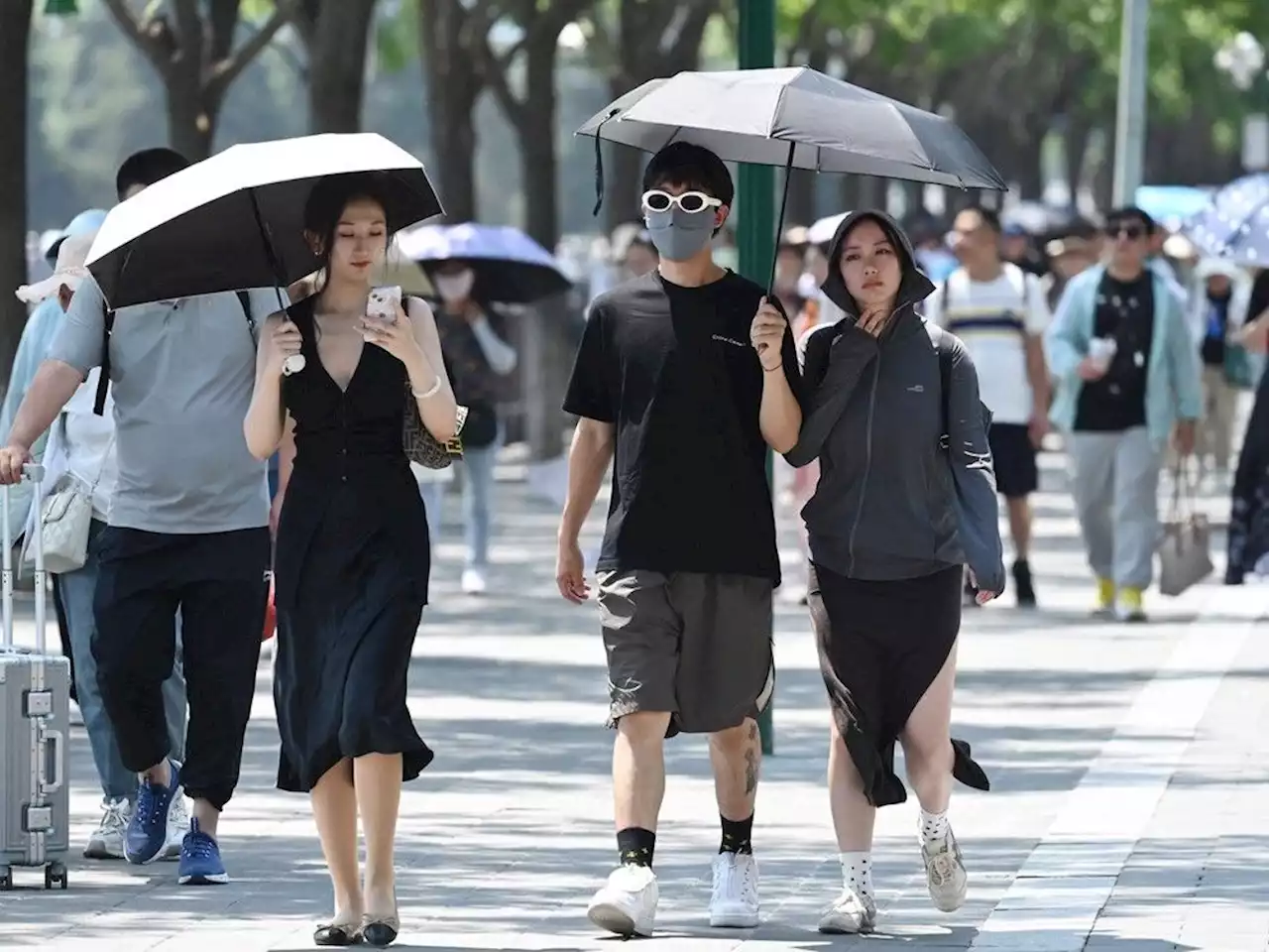 Beijing sizzles under nearly all-time-high temperatures as authorities ask people to stay indoors