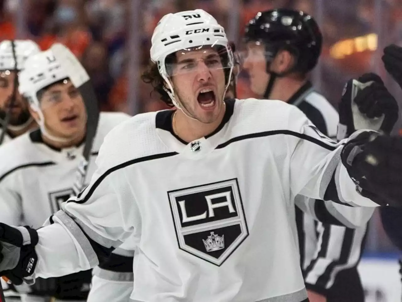 Coyotes acquire defenceman Sean Durzi from Kings for 2024 draft pick