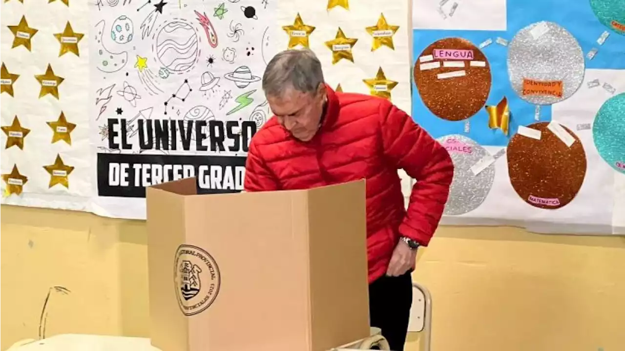 El color de la elección en Córdoba: Schiaretti votó con la campera roja