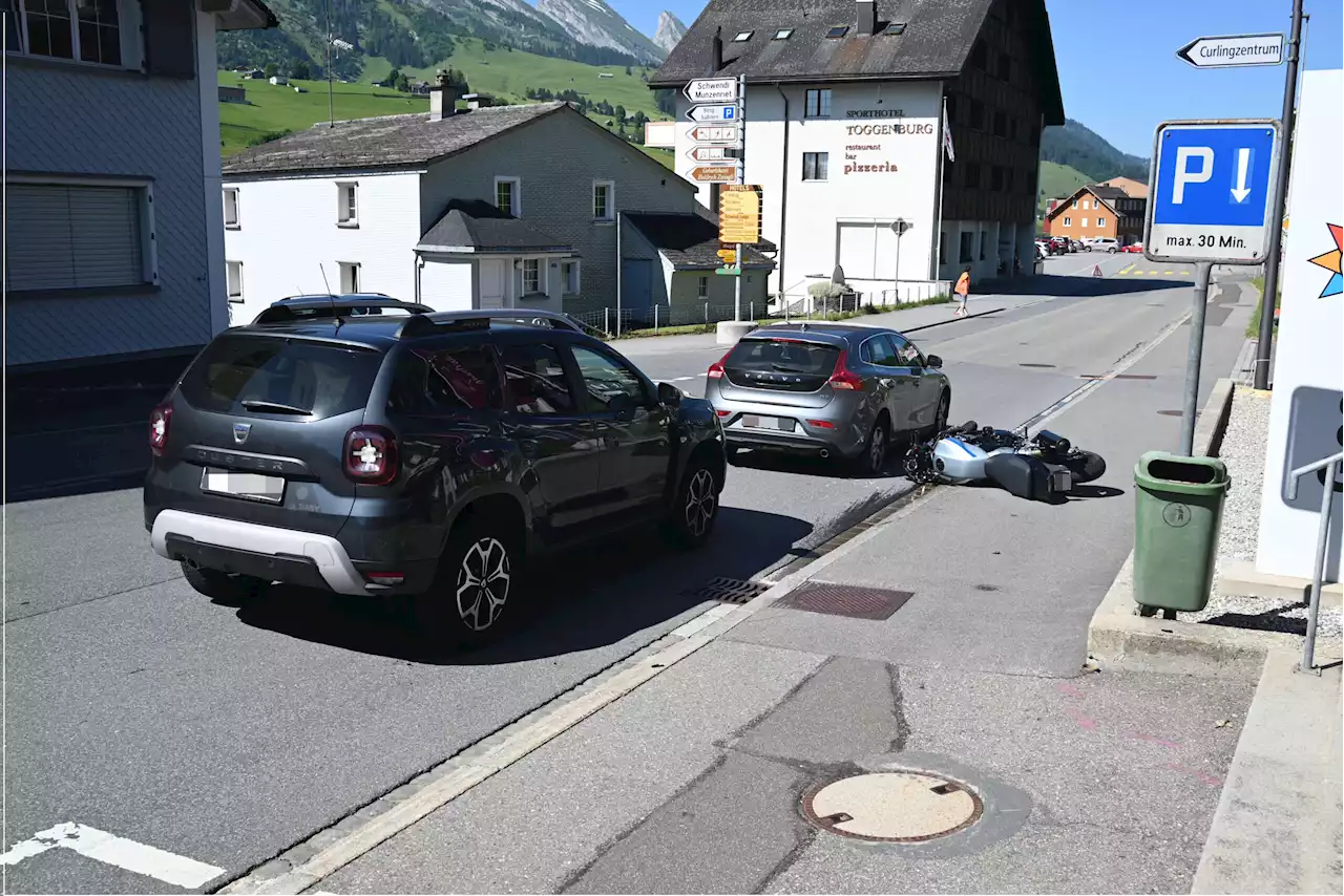 Wildhaus SG: 41-jähriger Töfffahrer verletzt sich bei Auffahrunfall