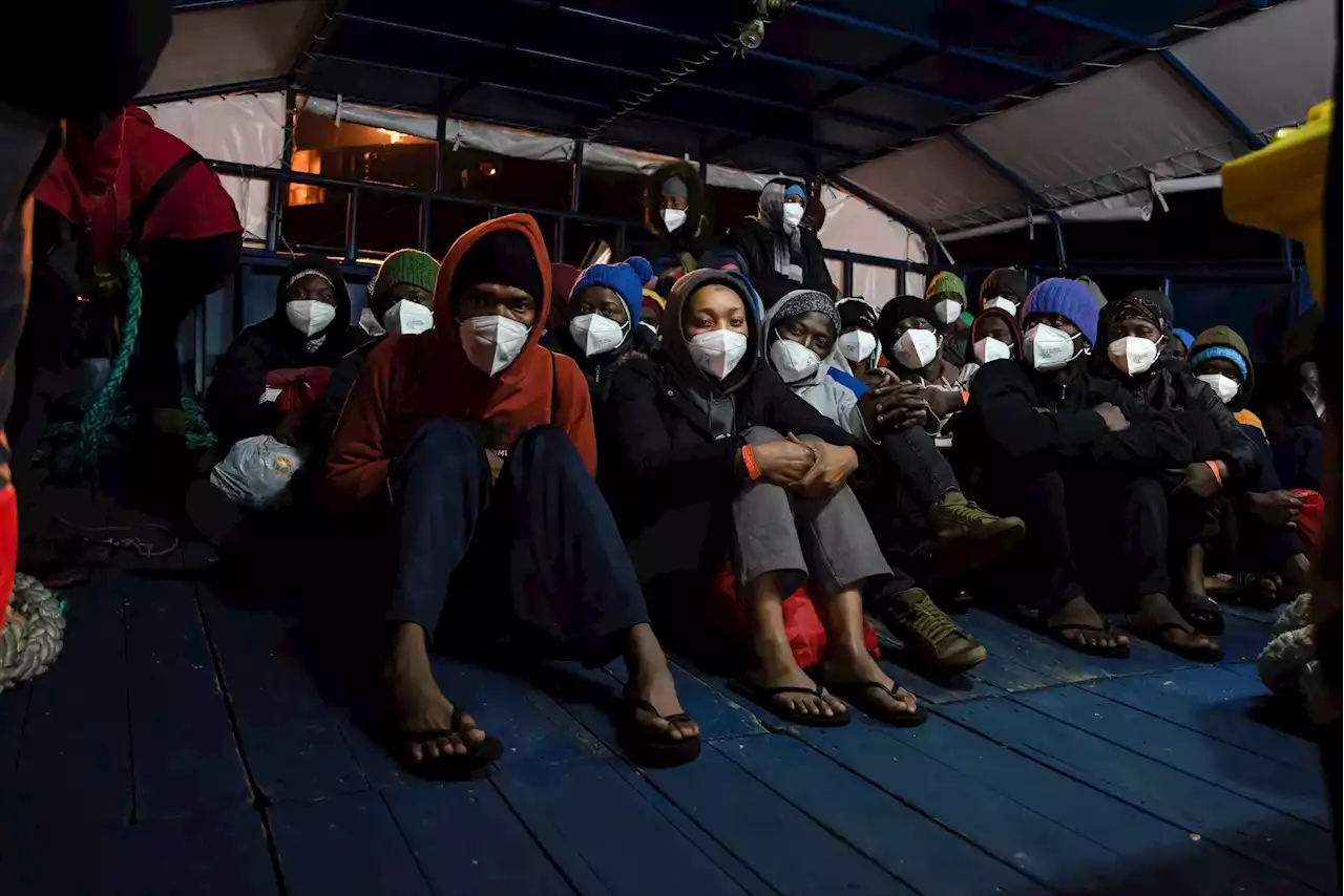 Los 172 rescatados por el Aita Mari desembarcan en el puerto de Salerno