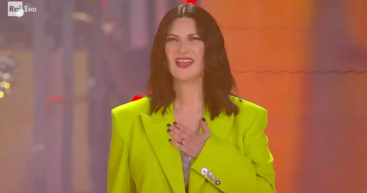 Laura Pausini commuove l'Emilia con “Romagna mia”, poi le lacrime: il pubblico canta con lei