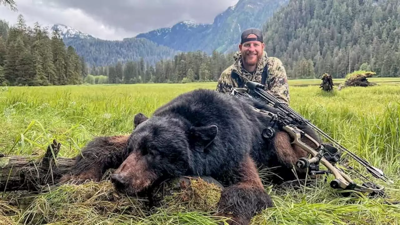 La star de la NFL, Carson Wentz, provoque une polémique après avoir tué un ours