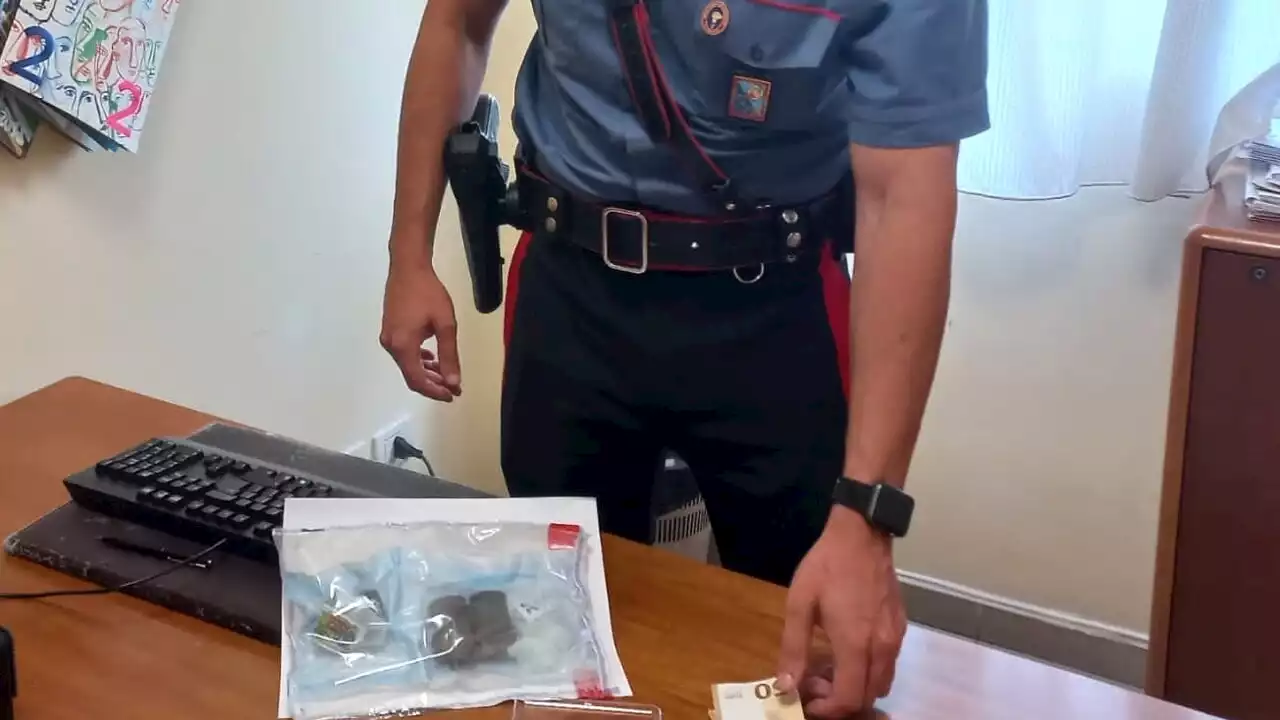 In auto contromano con la figlia incinta, chiede la scorta ai carabinieri: in ospedale salta fuori la droga