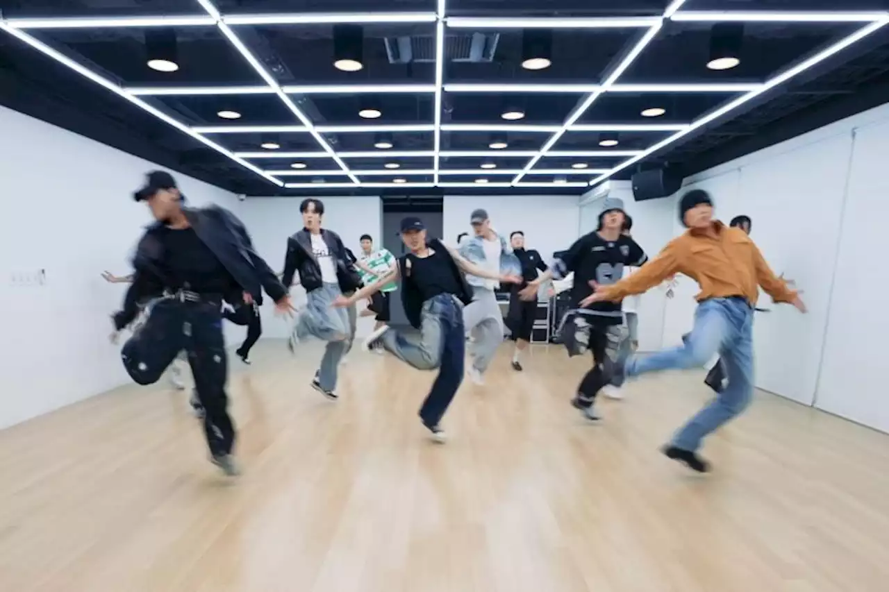 Watch: ATEEZ Wows In Red-Hot Dance Practice Video For “BOUNCY (K-HOT CHILLI PEPPERS)”