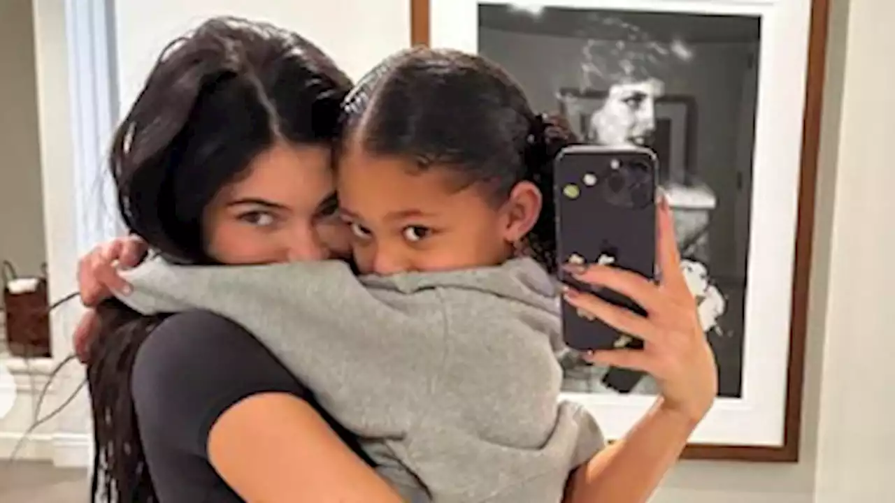 Kylie Jenner and Daughter Stormi Perfectly Reenacted a 'White Lotus' Scene