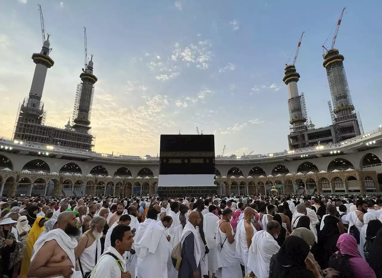 Hajj pilgrims perform final rituals in Mecca before heading to Mina