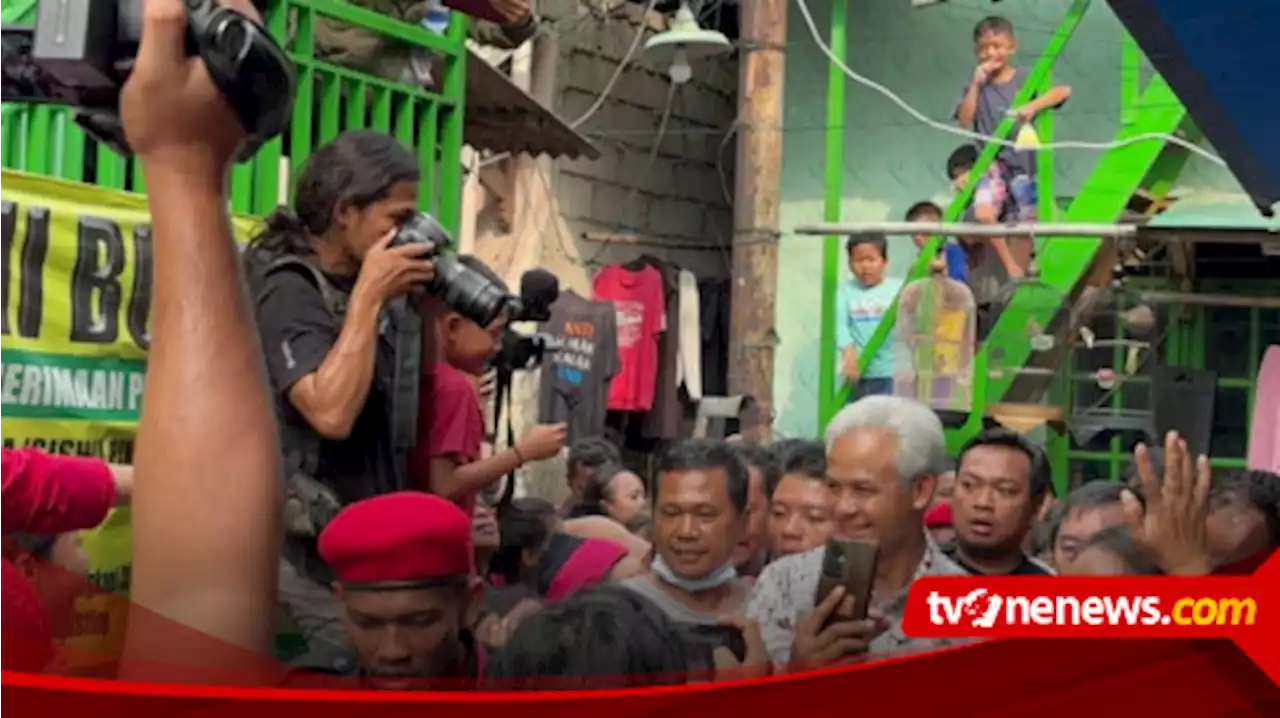 Blusukan ke Pademangan, Ganjar Pranowo Bagi-bagi Tas Ransel untuk Anak Kecil