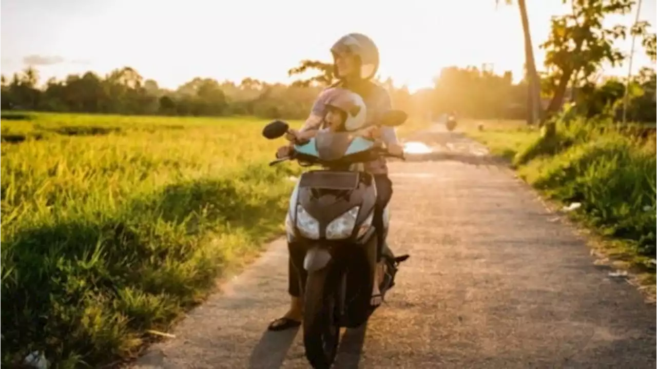 Banyak yang Salah, Begini Cara Bonceng Anak Naik Motor yang Benar