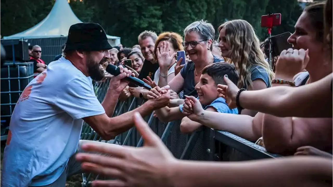 hunderte feiern mit gentleman und co. auf dem open campus