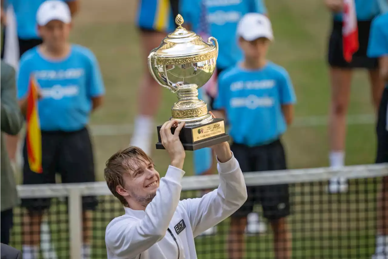 Alexander Bublik logró su primer título ATP 500 al derrotar a Andrey Rublev en Halle