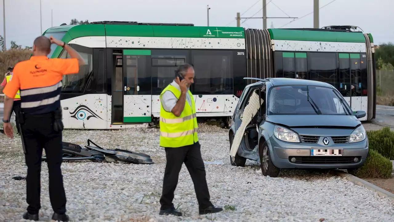 Varios heridos en un aparatoso accidente entre un coche y un vagón de metro en Málaga