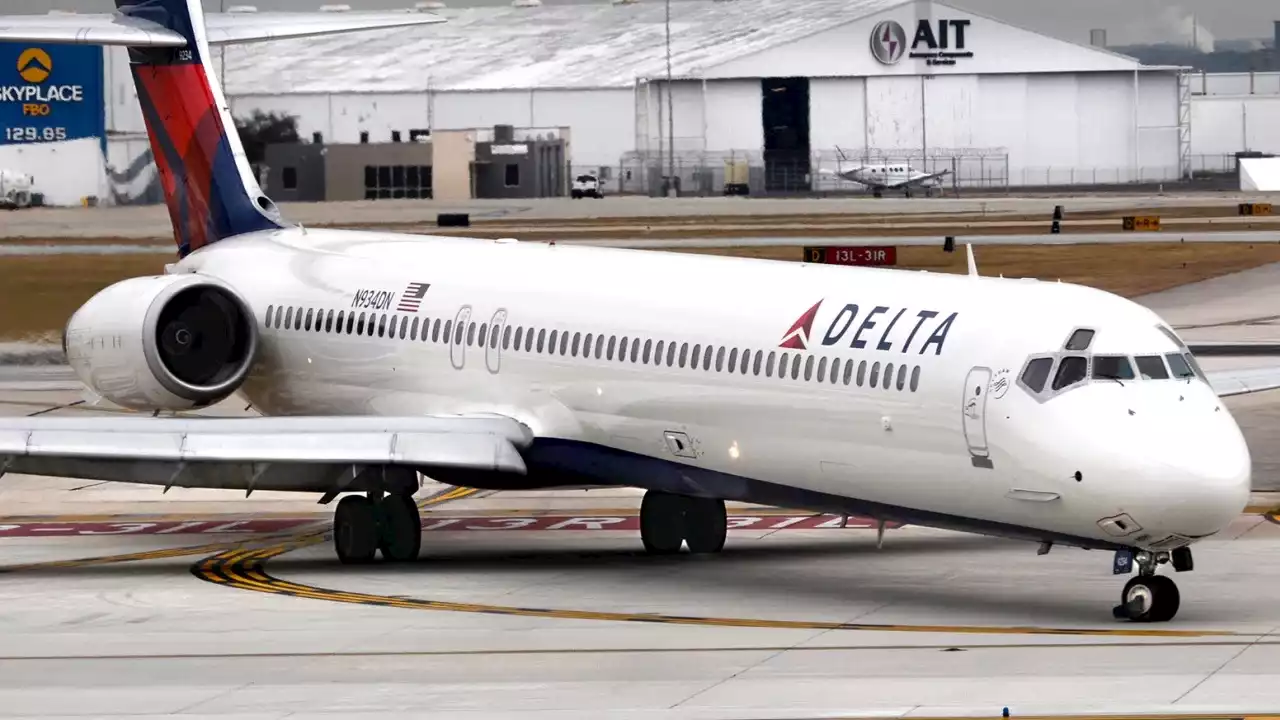 Muere un trabajador de un aeropuerto tras ser 'ingerido' por el motor de un avión en Texas