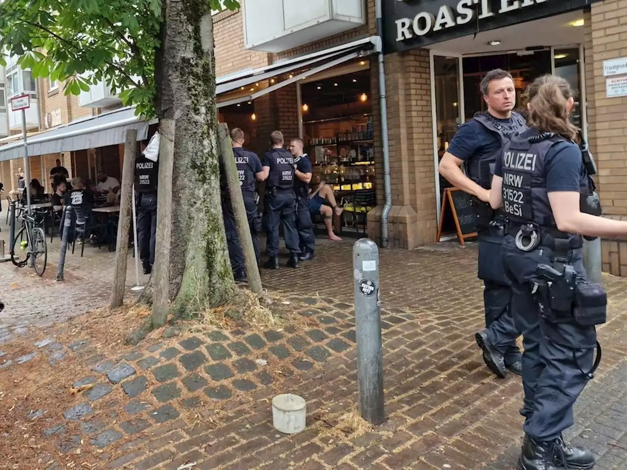 Schreck in Kölner Café: Terrasse gut besucht – plötzlich taucht von allen Seiten Polizei auf