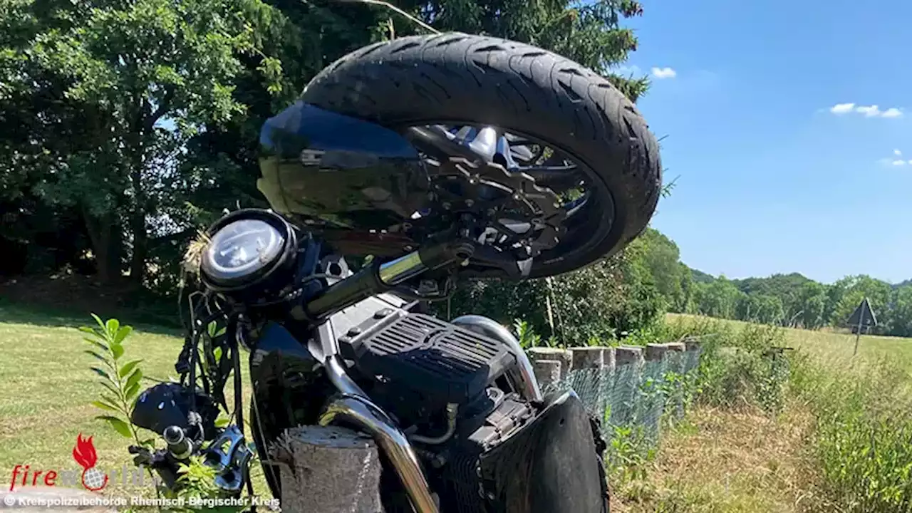 D: Motorrad steht nach Bikerunfall mit Verletztem senkrecht am Zaun