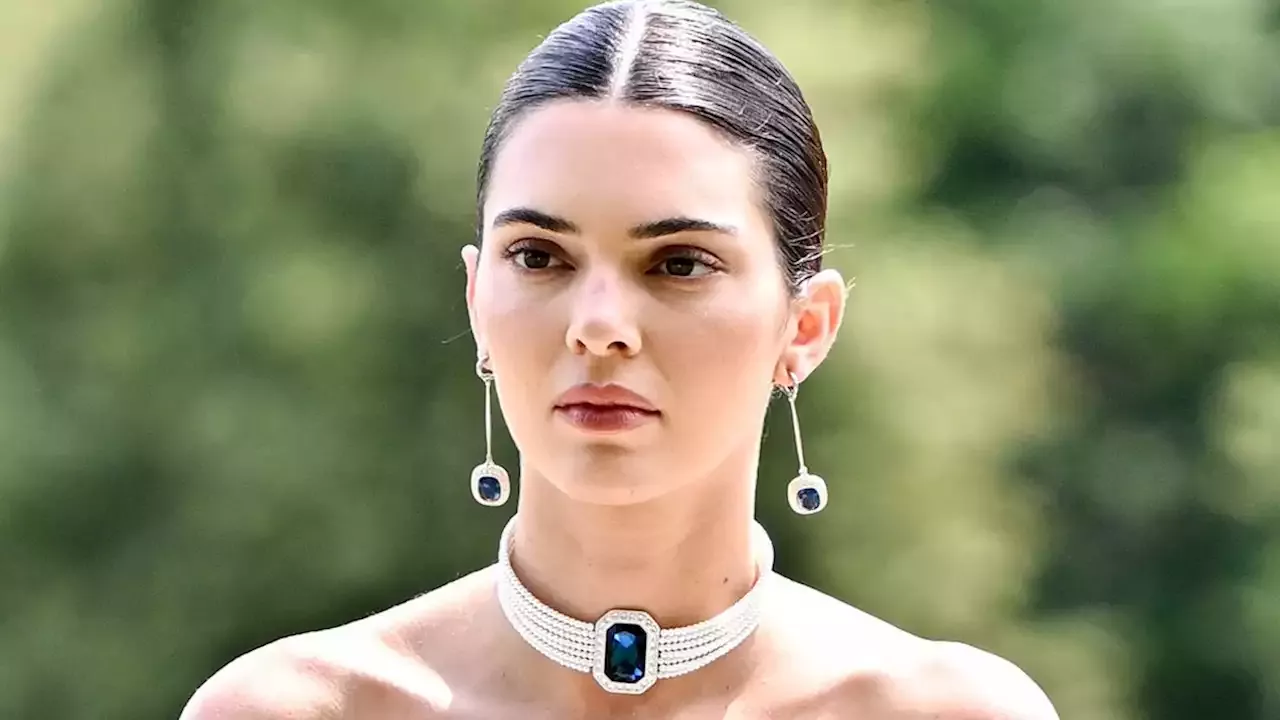 Kendall Jenner Wore Some Appropriately Regal Jewelry on the Jacquemus ...