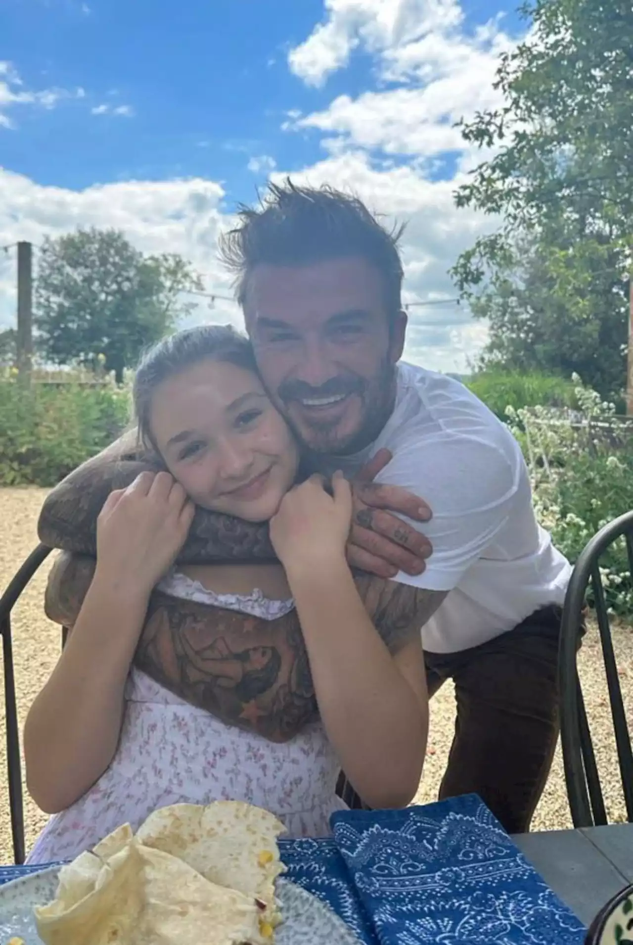 David Beckham cozinha e dança junto com a filha Harper Seven: 'salsa time'