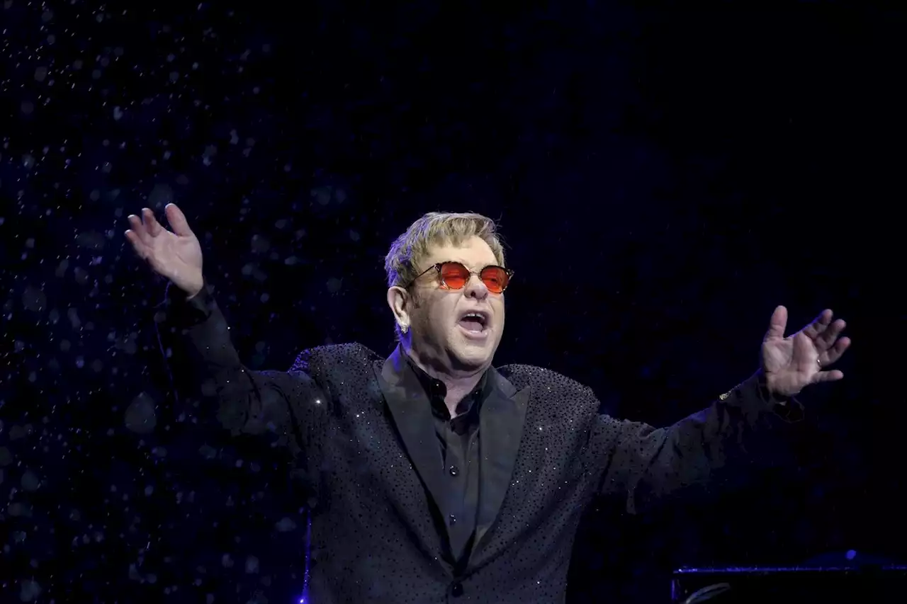 Fãs, glitter e muitas cores aguardam show de despedida de Elton John nos palcos da Inglaterra