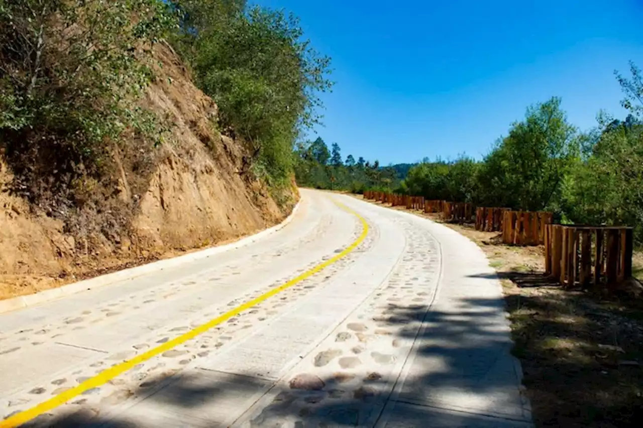 Gobierno cumplirá con construcción de 222 caminos artesanales: AMLO