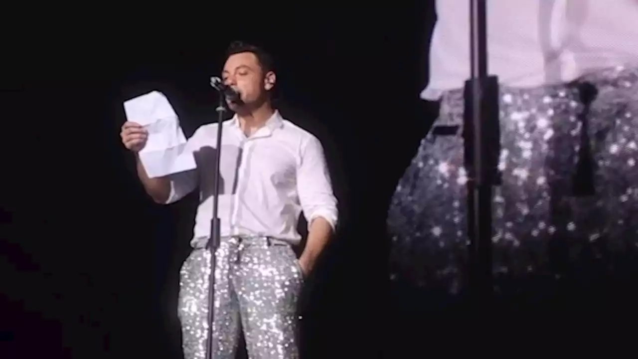 Tiziano Ferro racconta ai fan all'Olimpico quando gli gridarono 'frocio': 'Vivete la vostra vita autenticamente'