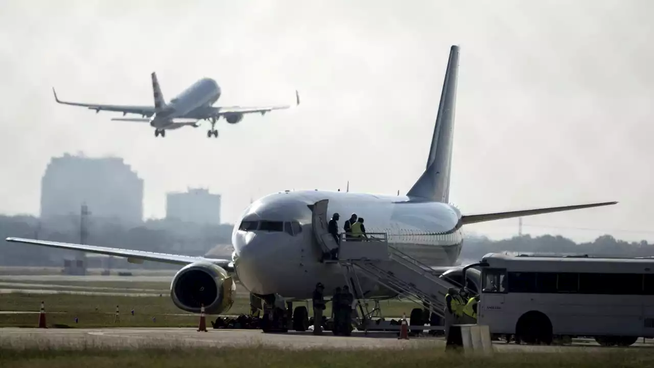 Uomo inghiottito e ucciso dal motore di un aereo di linea: tragedia dopo l'atterraggio