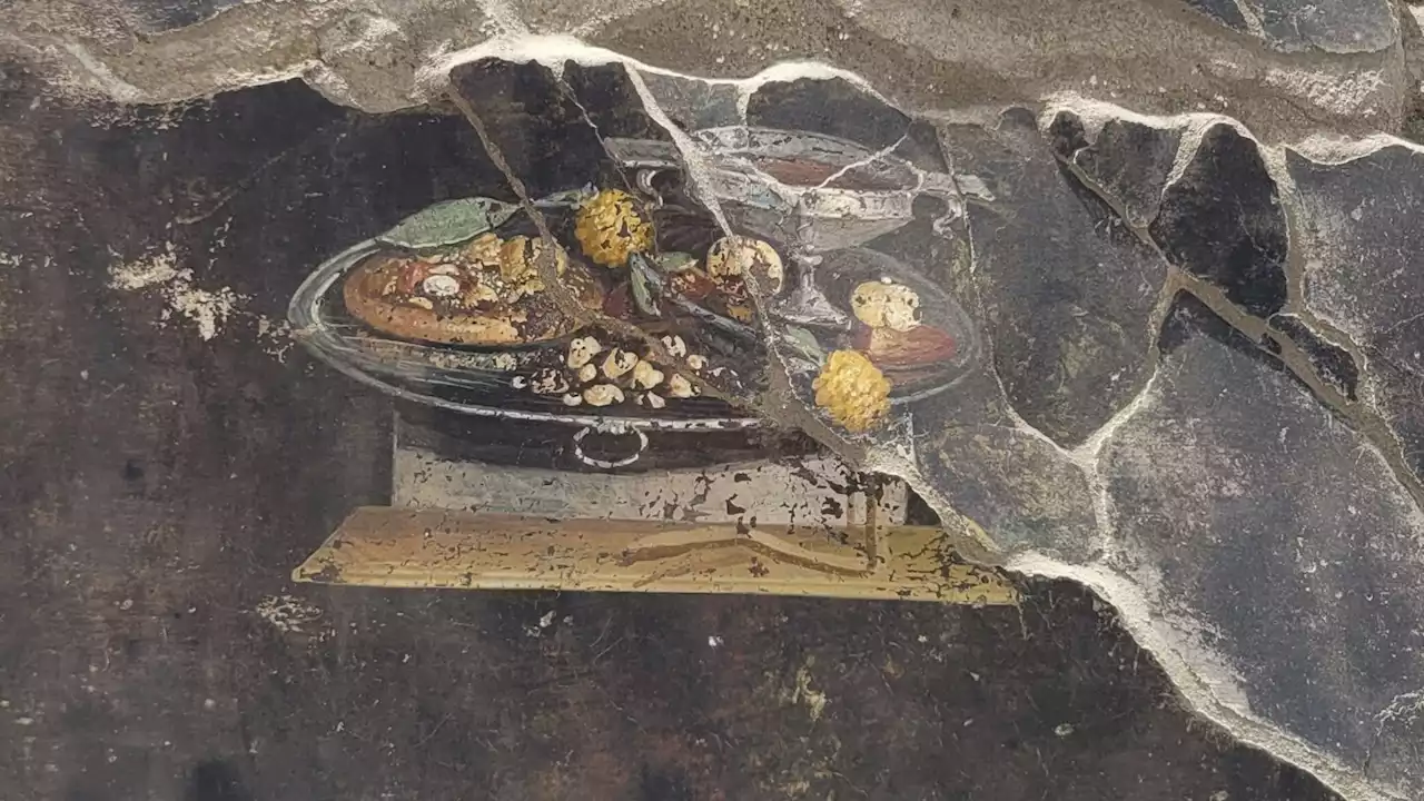 That's no pizza: A wall painting found in Pompeii doesn't depict Italy's iconic dish