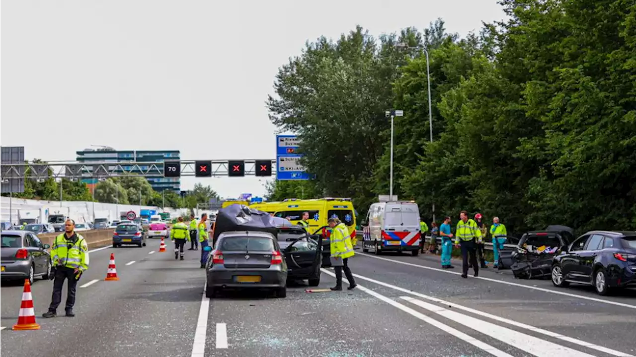 Ongeluk met drie voertuigen op de A10 bij Slotervaart, drie rijstroken dicht