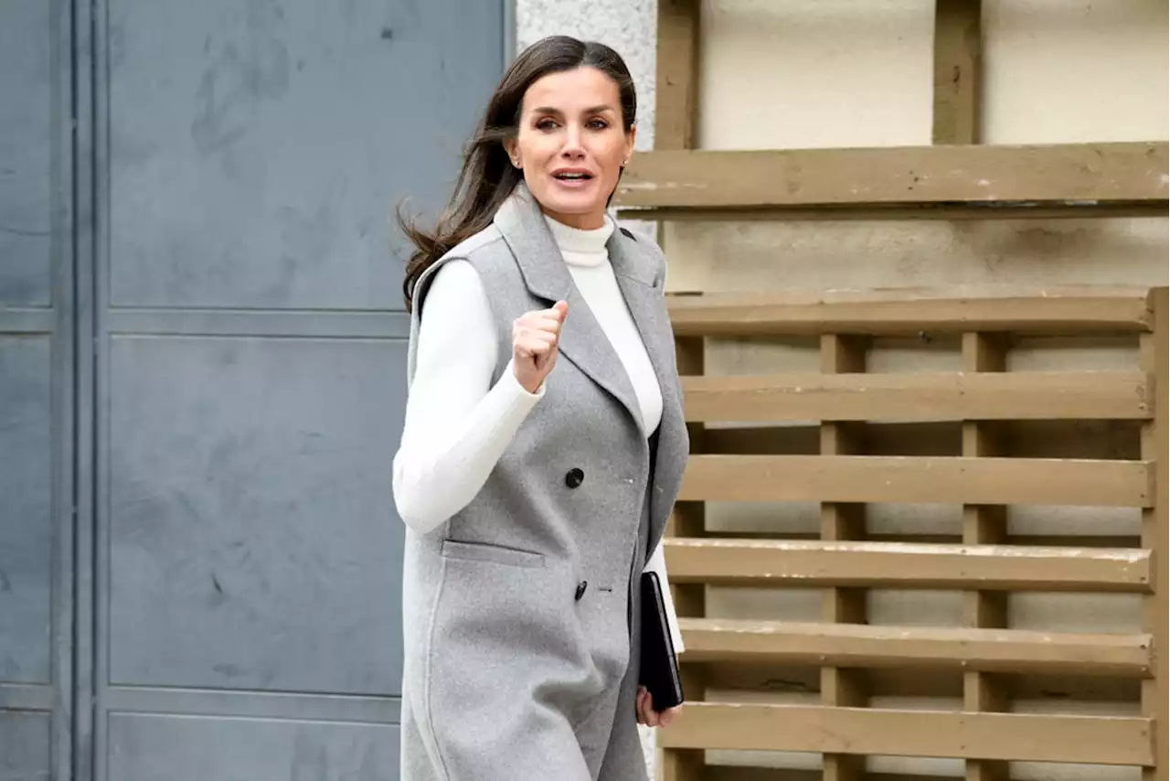 Letizia d’Espagne effortless chic : découvrez le petit prix de sa sublime robe noire en satin - Closer