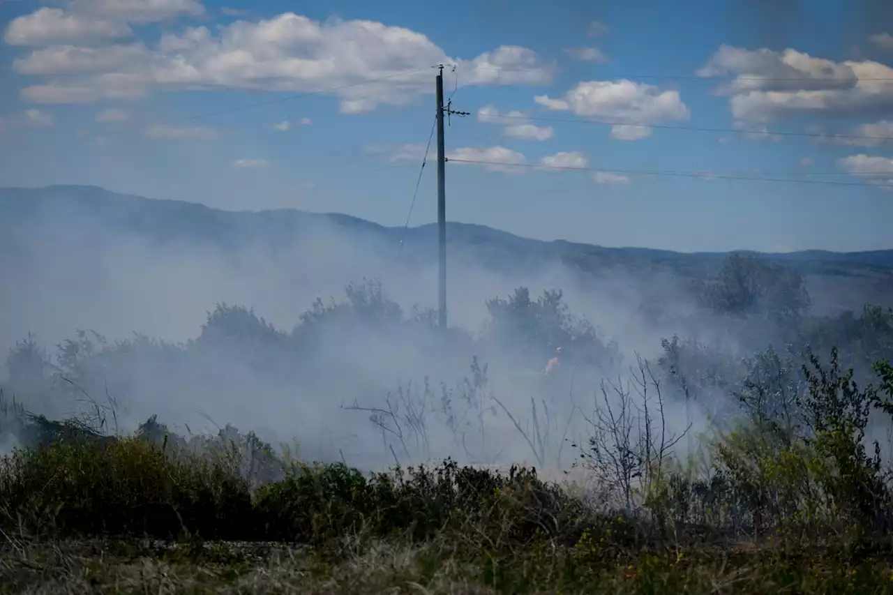 Wildfire above Highway 99 in West Vancouver now ‘held’ after route closed Monday