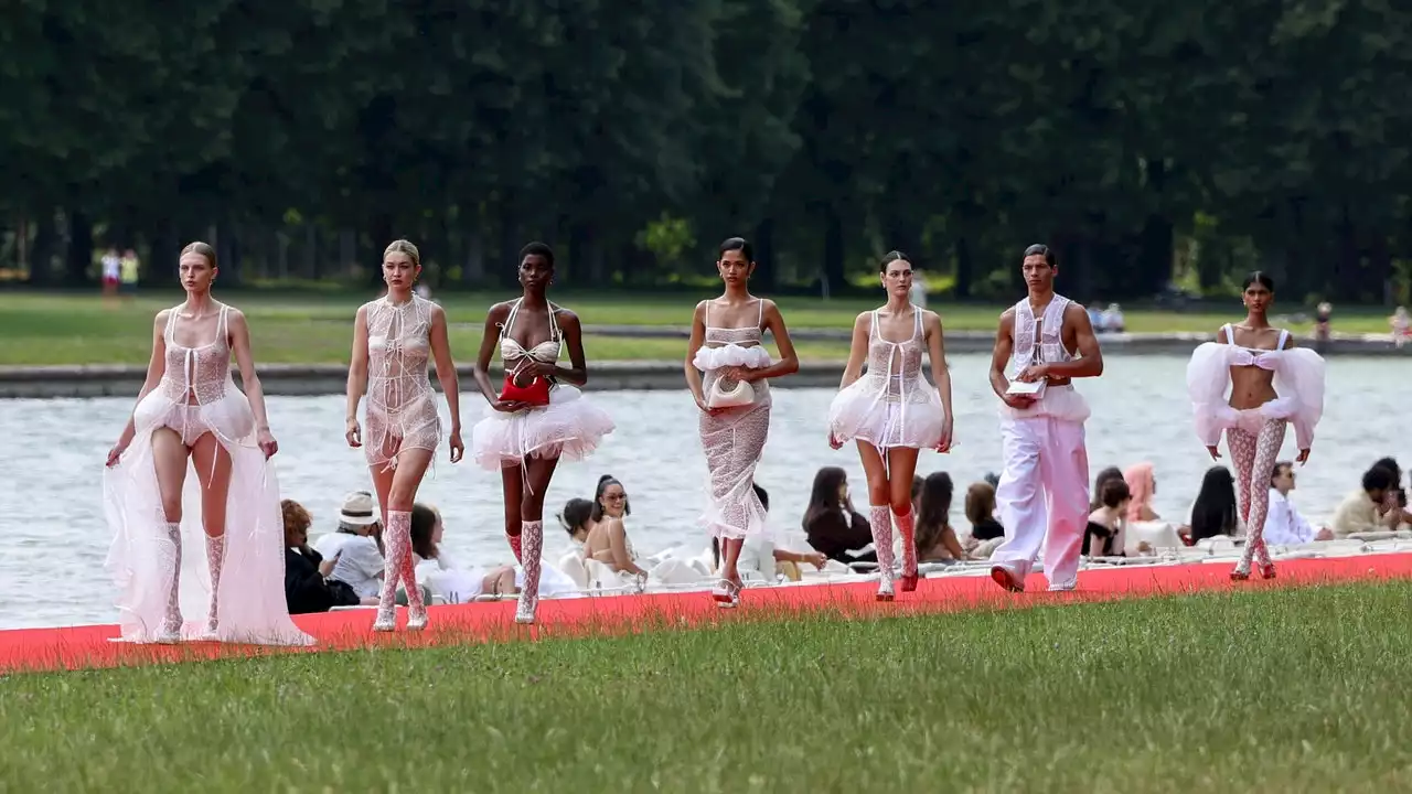 Jacquemus s'installe dans les jardins de Versailles avec un défilé grandiose