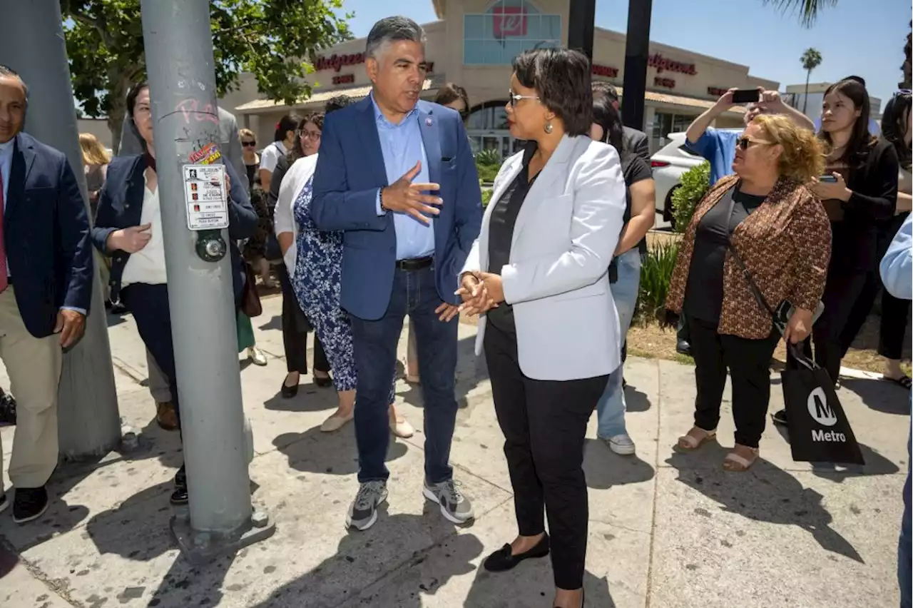 Rep. Cardenas, Metro CEO Wiggins, tour route of future East San Fernando Valley rail line