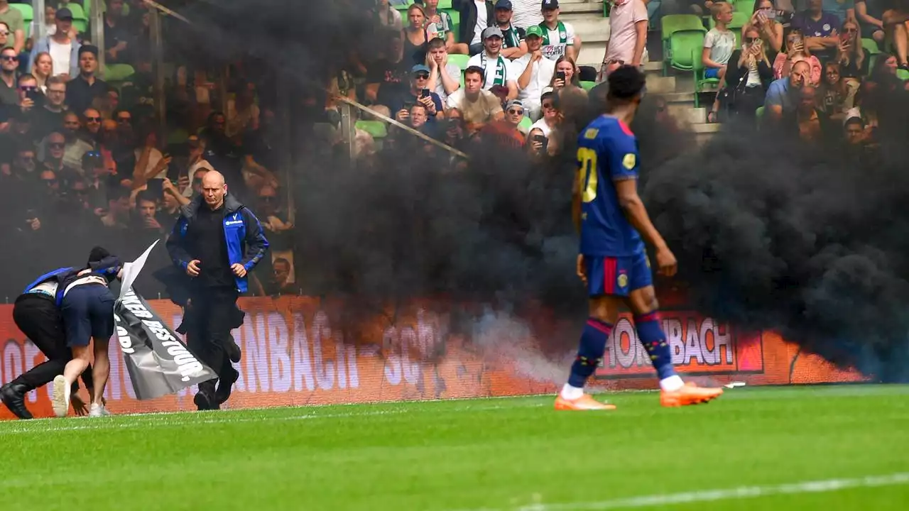 KNVB versoepelt regels: voorwerp op het veld leidt niet altijd meer tot staking