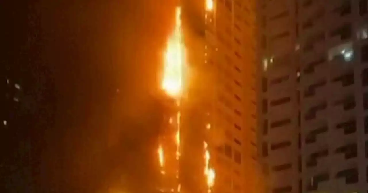 Emirati. Inferno di fuoco avvolge una torre residenziale ad Ajman