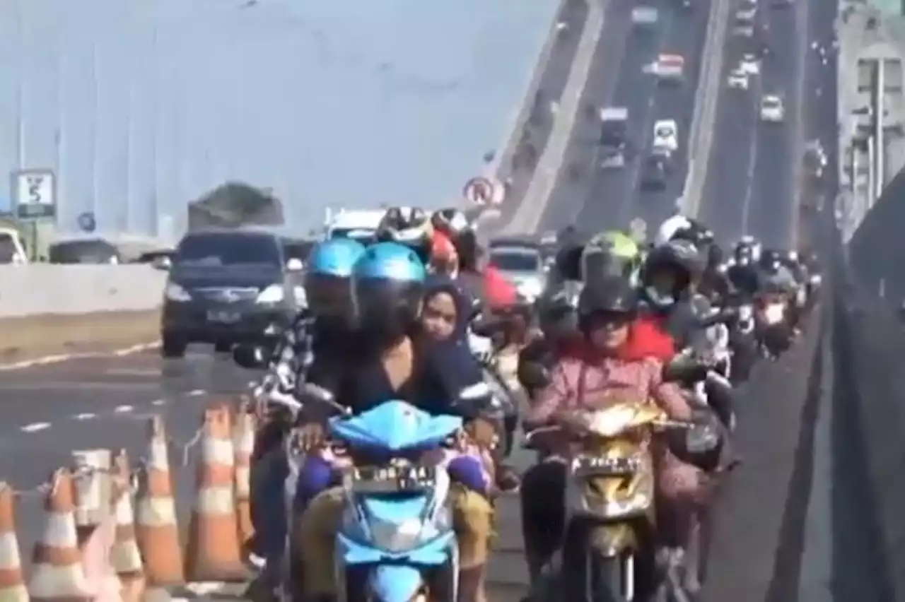 Rayakan Iduladha, Warga Madura Toron Padati Jembatan Suramadu