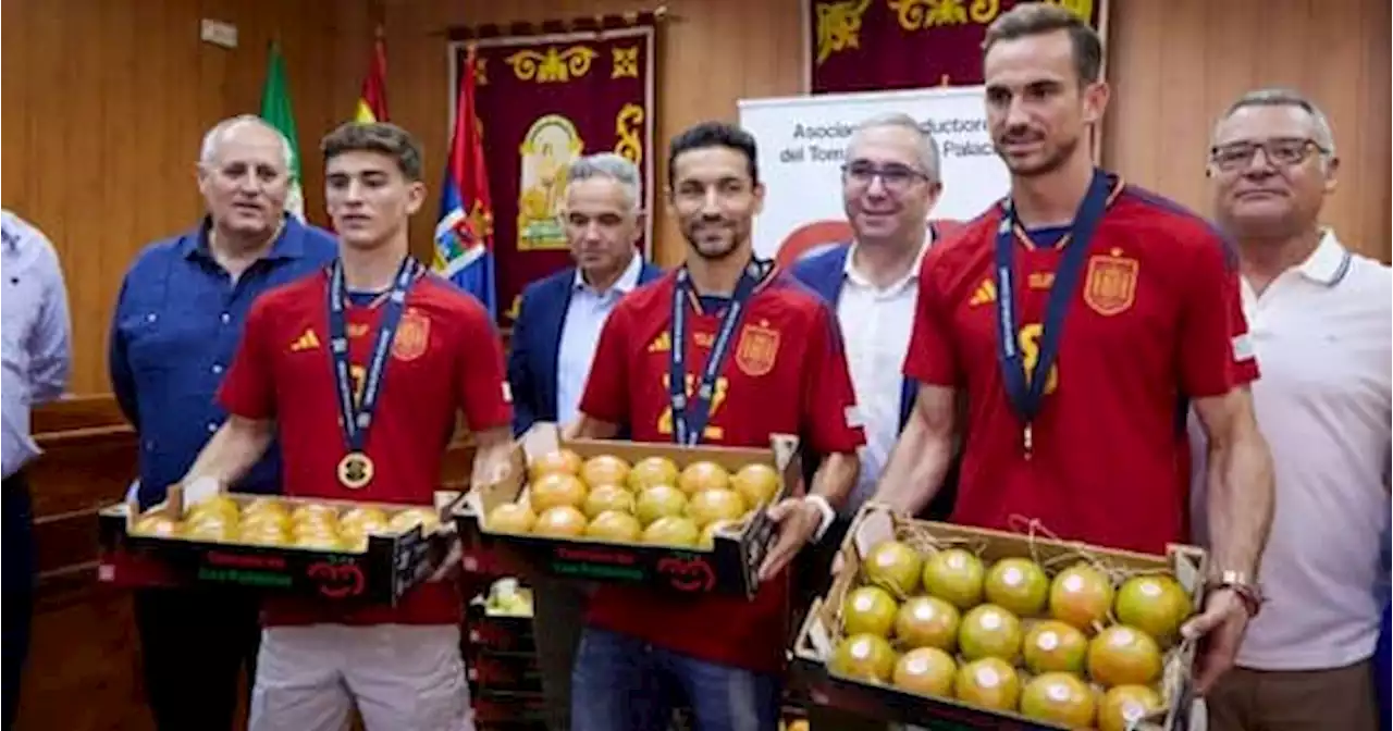 Cosa ci fanno Gavi, Jesus Navas e Fabian Ruiz con delle casse di pomodori?