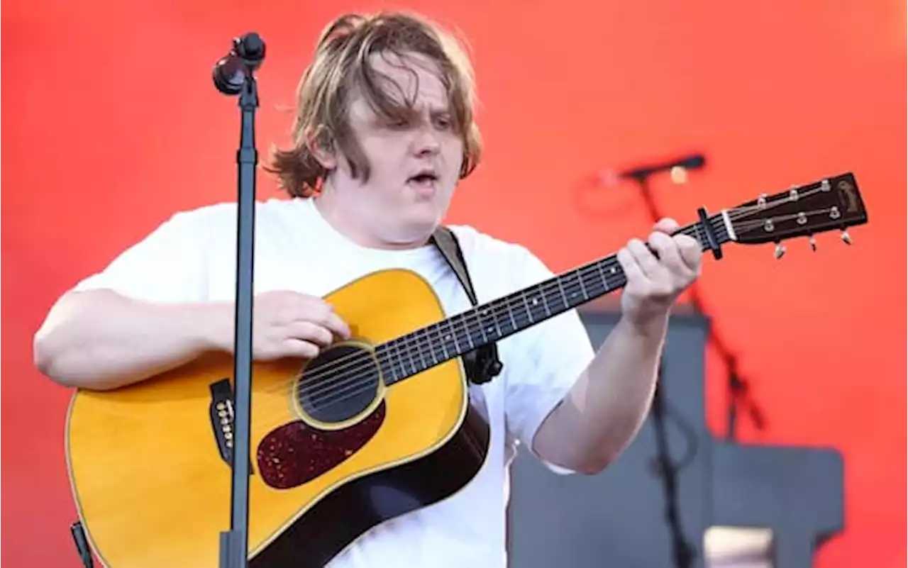 Lewis Capaldi, tour sospeso a causa della sindrome di Tourette