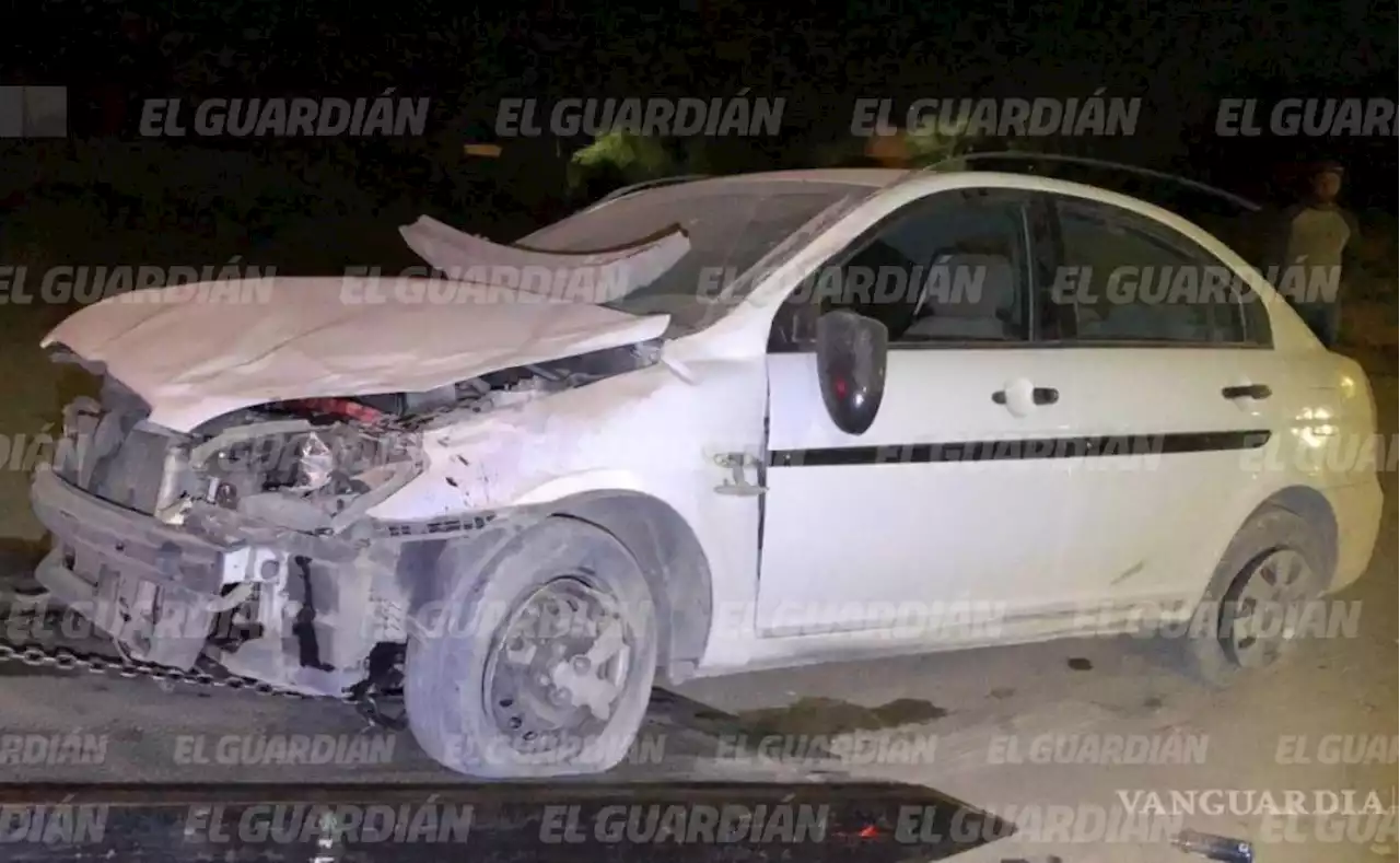 Dan varias volteretas en el Colosio de Saltillo, luego huyen y dejan abandonado el coche