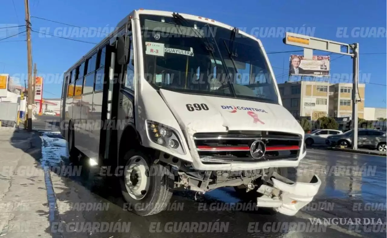 Transporte de personal se pasa semáforo en rojo y provoca choque, al norte de Saltillo