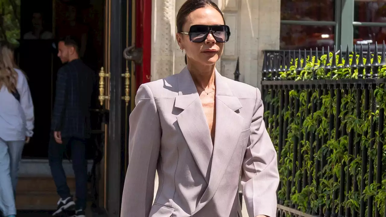 À Paris, Victoria Beckham ne quitte plus cette tendance pantalon qui allonge la silhouette