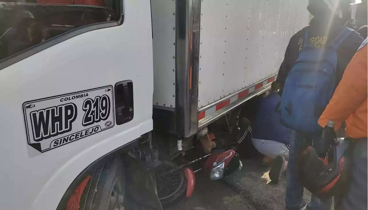 Accidente en Baranoa entre furgón y una moto dejó un motociclista herido