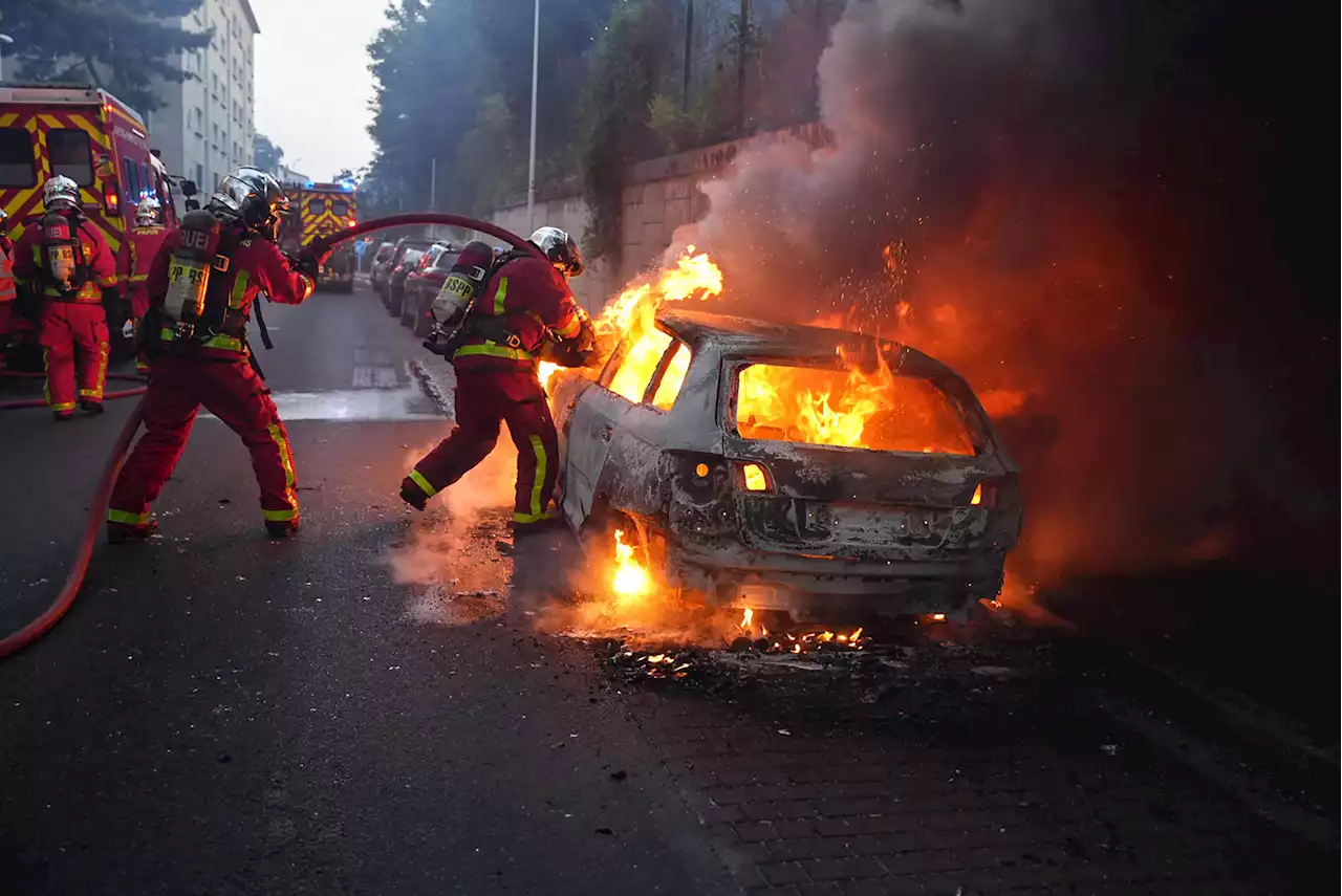 Francia, poliziotto uccide 17enne: notte di disordini a Nanterre