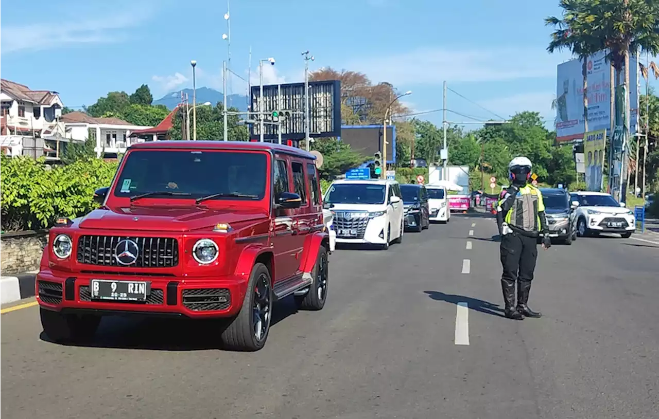 Arus Puncak Mulai Meningkat, Rombongan Mobil Mewah Lolos Ganjil Genap