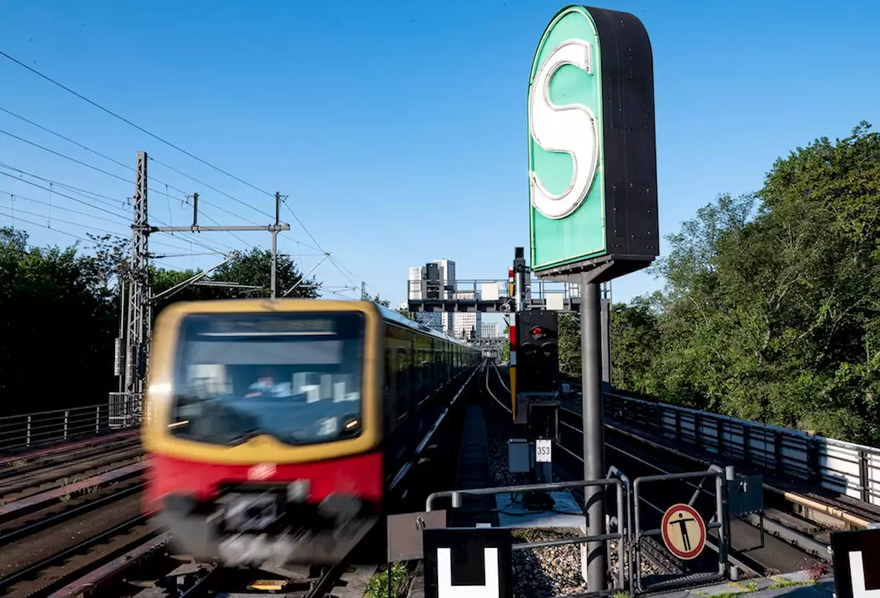 Tiergarten: Mann wirft Fahrrad vor einfahrende S-Bahn - Sperrungen